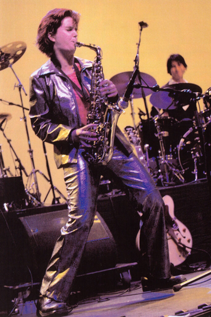 actiefoto van Monique (Fairo) die saxofoon speelt in een bandsetting.