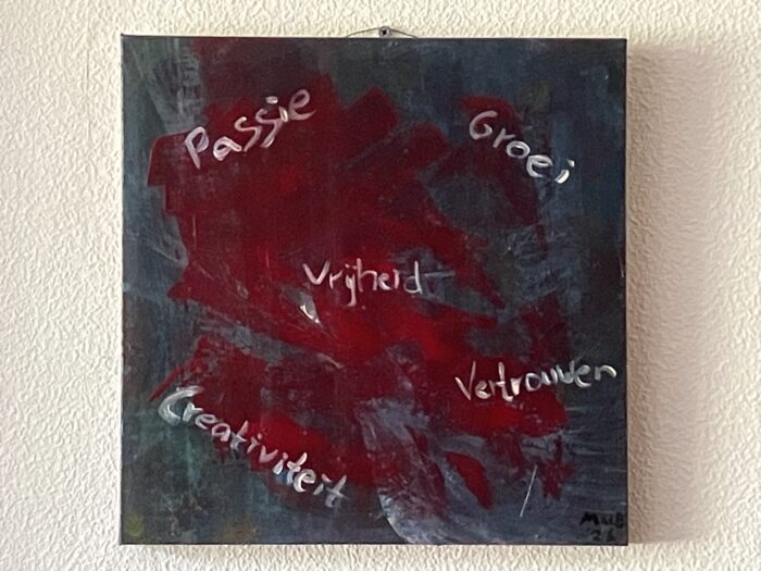 Intuïtief schilderij in verschillende tinten blauw en rood met in wit de tekst. passie, groei, vrijheid, creativiteit en vertrouwen 